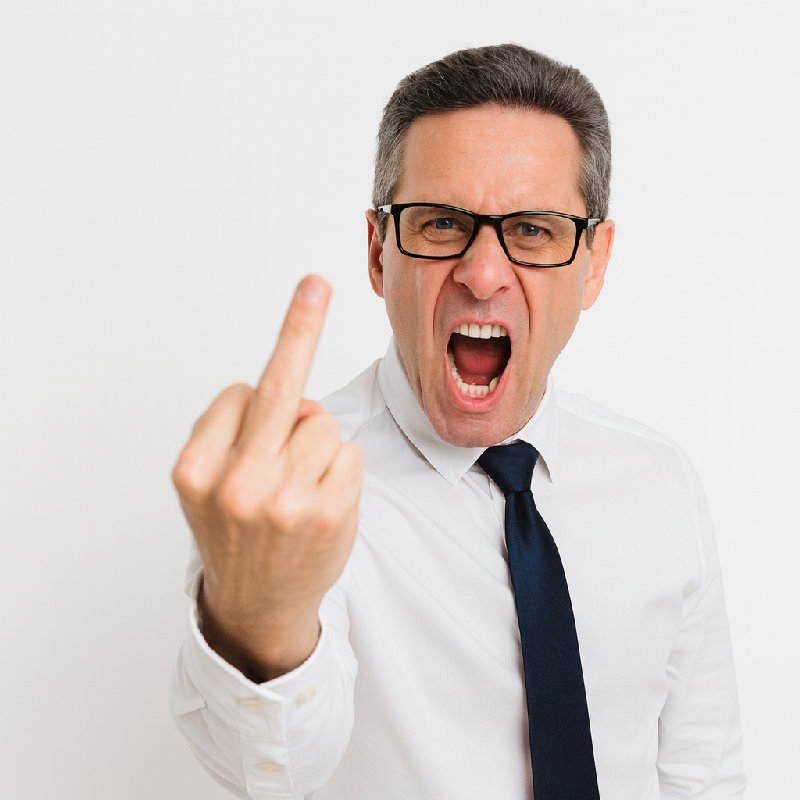 他竖起中指表示愤怒。