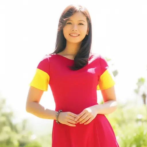 她更喜欢穿颜色鲜艳的衣服。