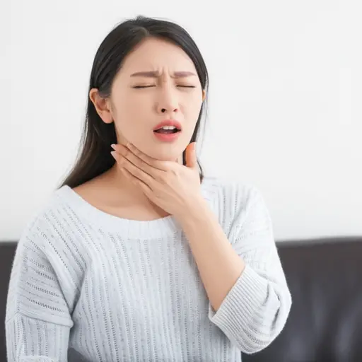 她喉咙痛，说不了太多话。