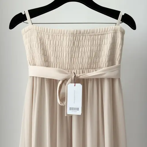 那是挂在裙子腰带上的价格标签。