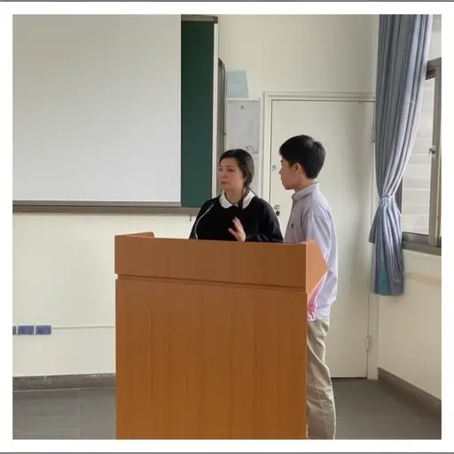 下课后他留下来和老师谈话。