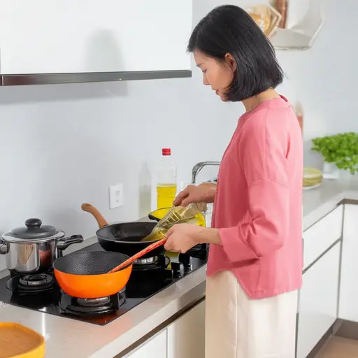 我妈妈用植物油来做饭。