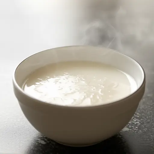 牛奶煮沸后会形成一层薄膜。