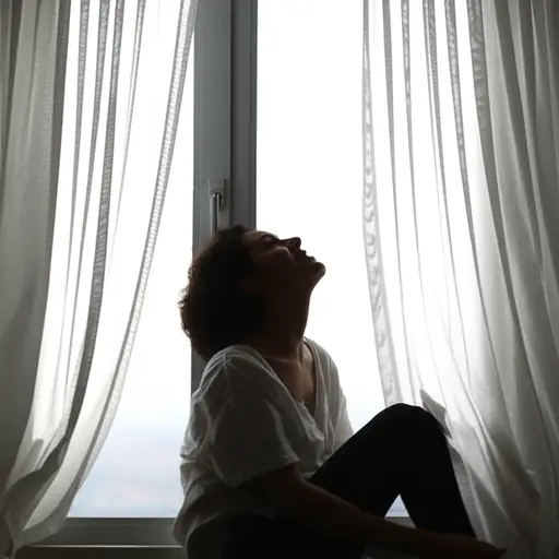 我坐在窗边，享受着轻柔的微风。