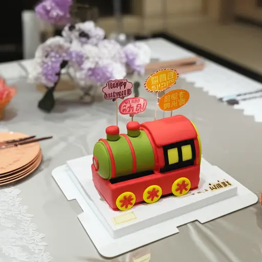 Kim的生日蛋糕是火车形状的。