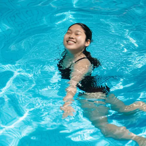 她全靠自己学会了游泳。