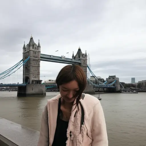 她在伦敦住了两年。