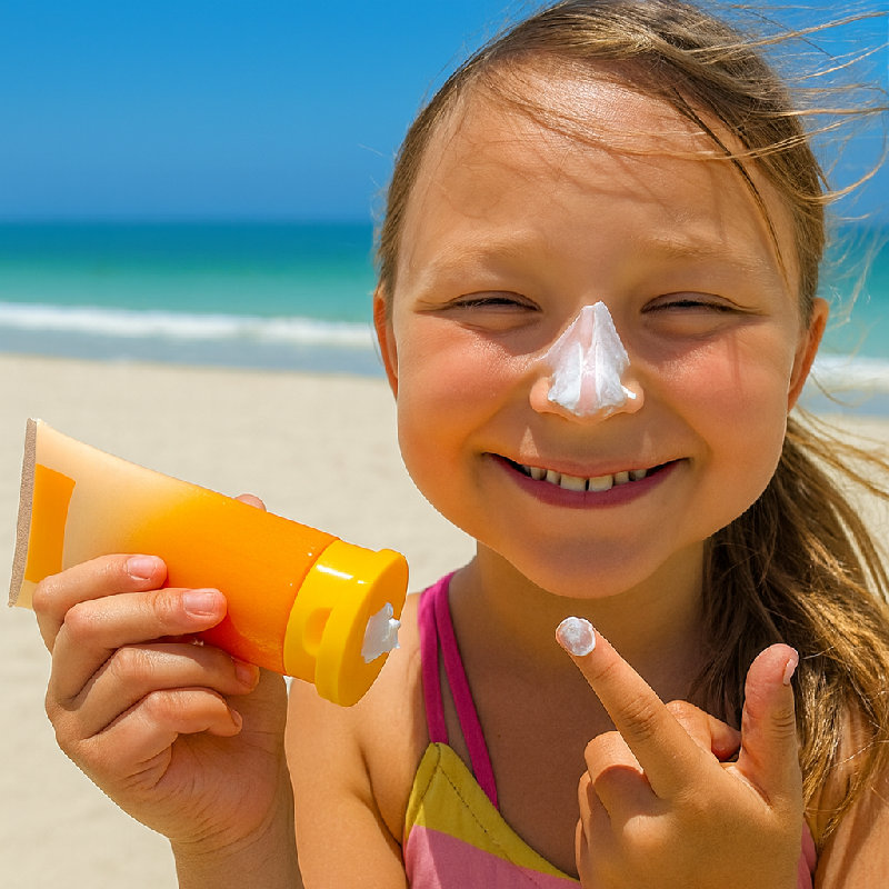 她涂抹了防晒霜以保护面部免受紫外线伤害。