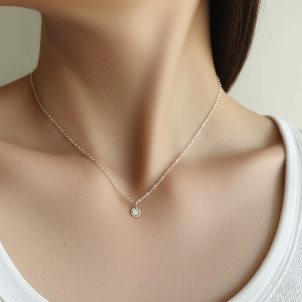 项链完美地衬托了她的脖子。