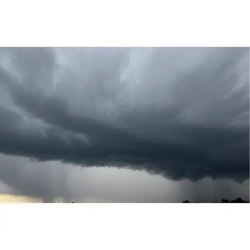 天空中的乌云是下雨的征兆。