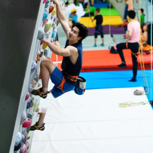 我哥哥每周都去攀岩馆练习。