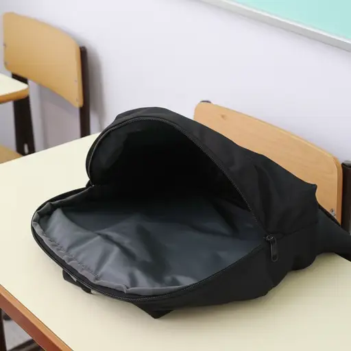 我在书包里什么也找不到。