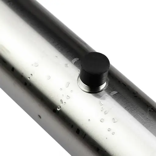 我们用一个橡胶塞子堵住了水管上的漏洞。