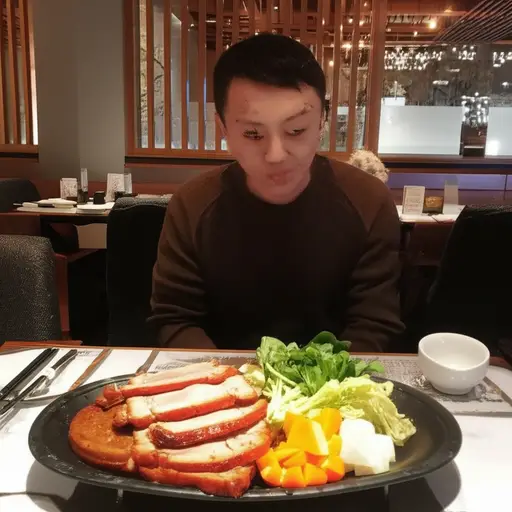 在餐厅，他点了烤猪肉配蔬菜。