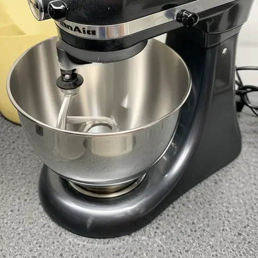 这个食物搅拌机完全是浪费钱——我们从来不用它。