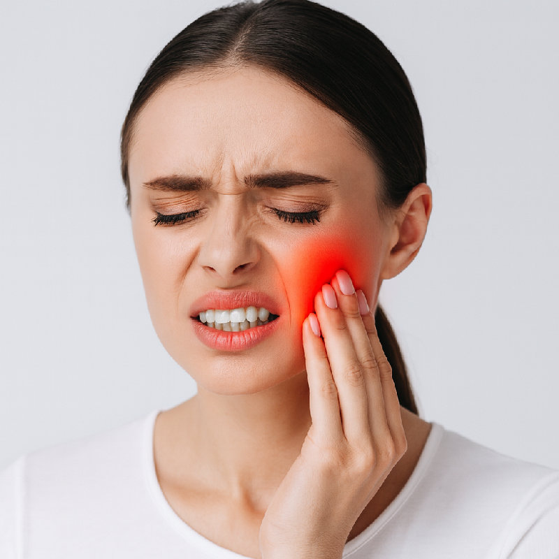 她牙痛，嘴巴张不太开。