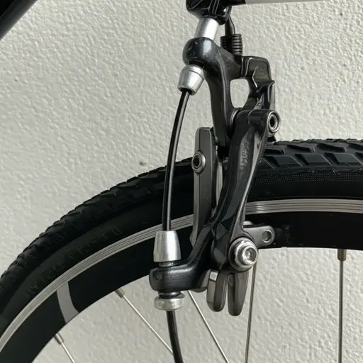 自行车的前刹车需要调整一下。