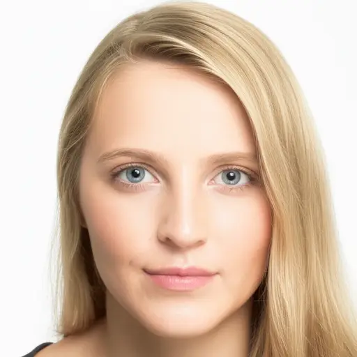 她有一头浅色头发和蓝眼睛。