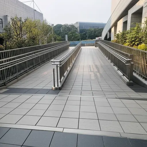 这座建筑为残疾访客提供了完善的通道。