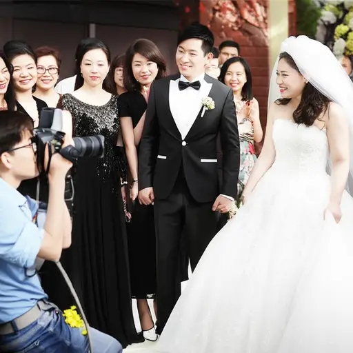 婚礼那天，我给新娘和新郎拍了很多照片。