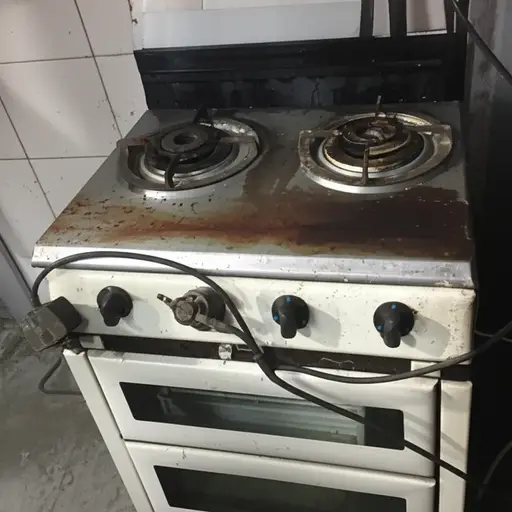 这台老旧的厨房设备非常耗电和燃气。