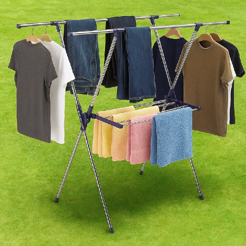 她在晾衣架上晾衣服。