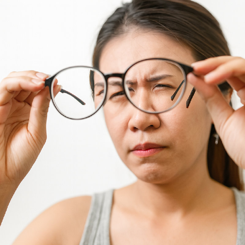 她戴眼镜是因为她近视。