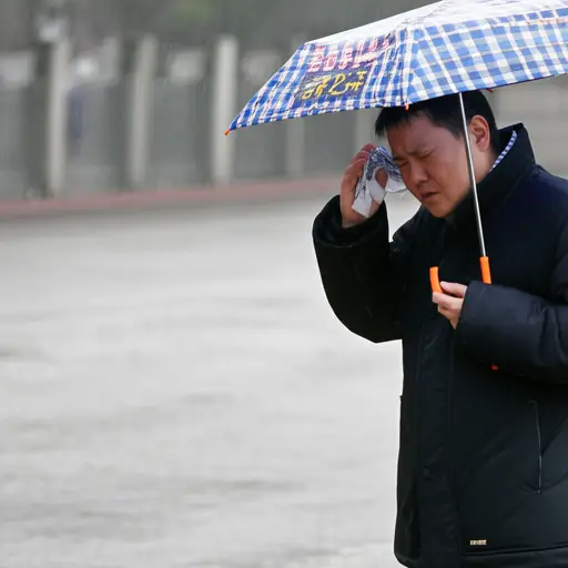 我不喜欢潮湿的日子，因为它们感觉黏糊糊的。