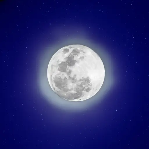 月亮周围有一个明亮的光圈。