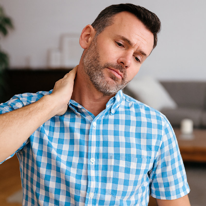 他每天早上都伸展脖子。