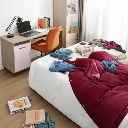 他的房间非常凌乱。