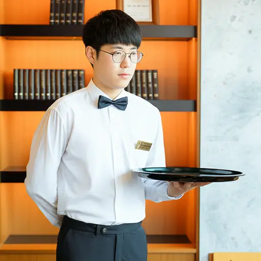 他受益于昂贵的教育，却继续当服务员。