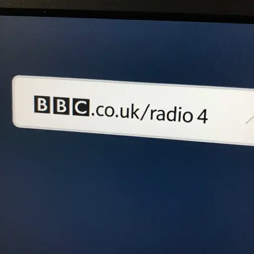 在网址 bbc.co.uk/radio4 中，'bbc.co.uk' 后面有一个斜杠。