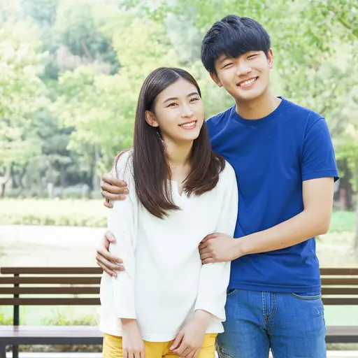 他轻轻地用手臂搂着她。