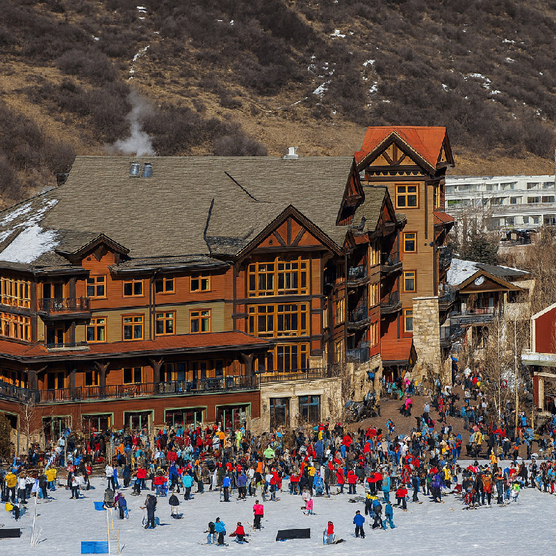 这个滑雪胜地很受欢迎。