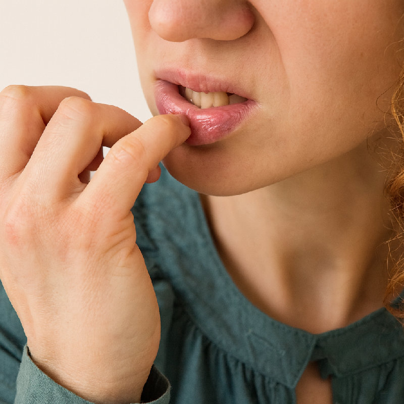 嘴唇上的口腔溃疡可能非常疼痛。