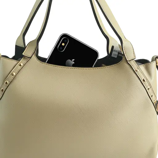 我总是把手机放在包侧面的口袋里。