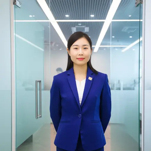 她穿了一套深蓝色的西装去开会。