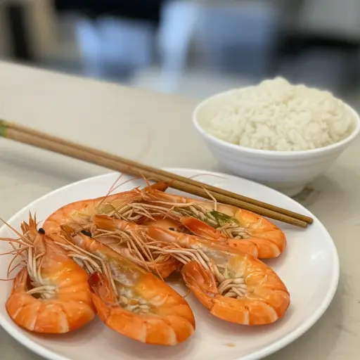 我午餐吃了对虾和米饭。