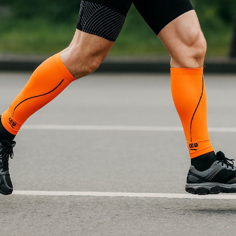 他在长跑时会在小腿上戴紧身护套。