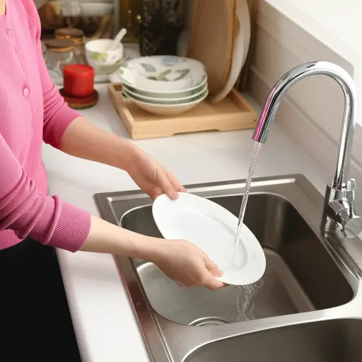 我母亲总是手洗碗碟。