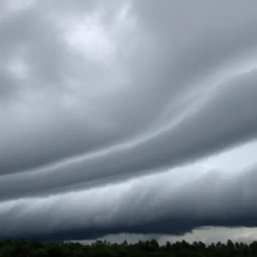 地平线上那些乌云可能会带来降雨。
