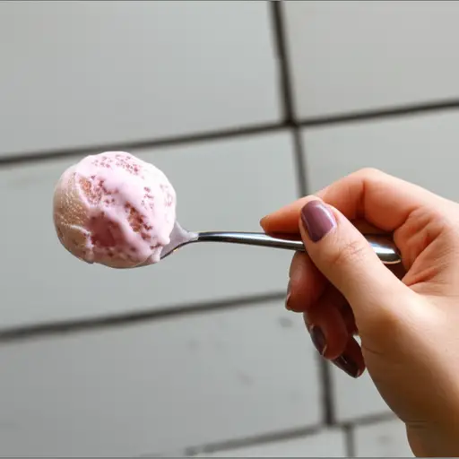 你需要一把勺子来吃冰淇淋。