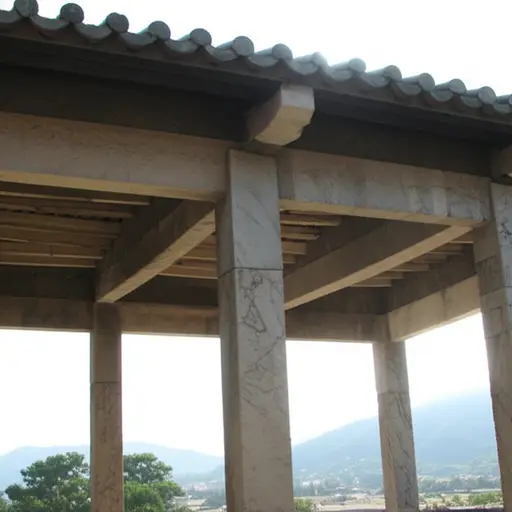 寺庙的屋顶由一排粗大的石柱支撑。