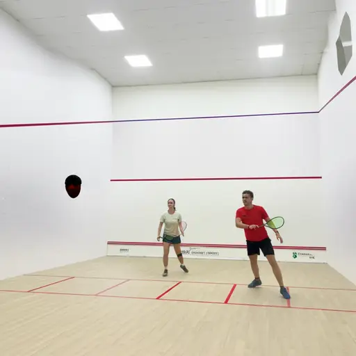 我们在运动中心打了一场壁球。