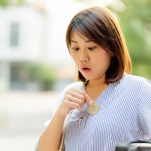 她在口袋里发现了一枚硬币。