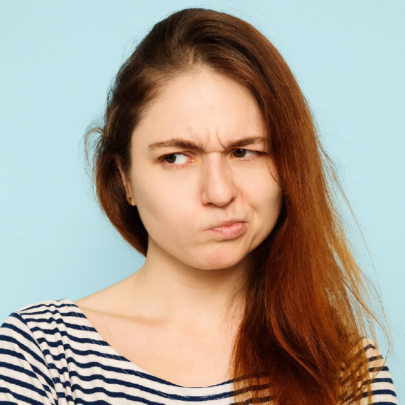 她不确定该怎么回答，抿了抿嘴。