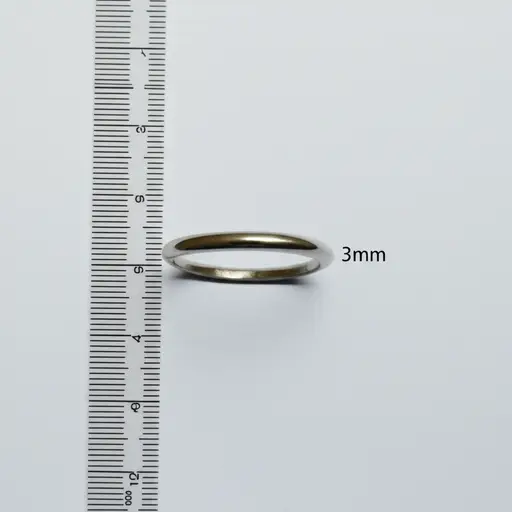这枚戒指的宽度是三毫米。