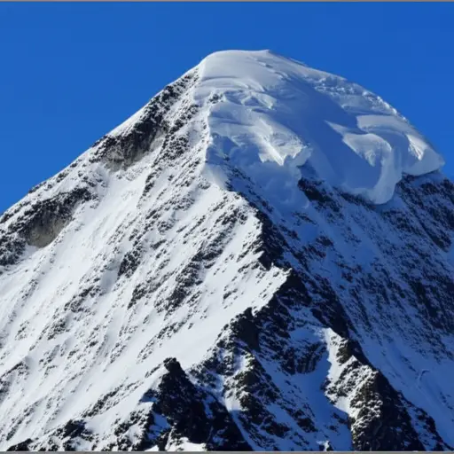 那座高山覆盖着雪。