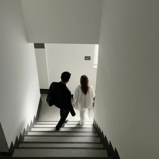 今天早上我在楼梯上与他擦肩而过。